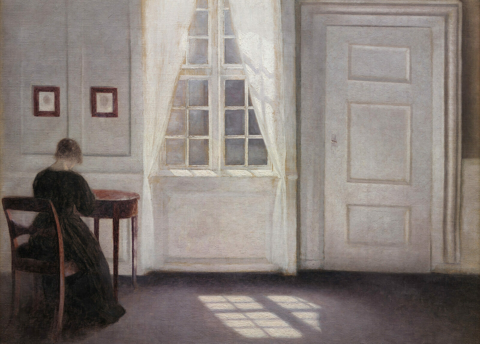 vrouw in een kamer, zonlicht schijnt naar binnen