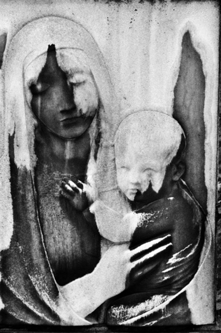 religieus grafmonument met moeder en kind