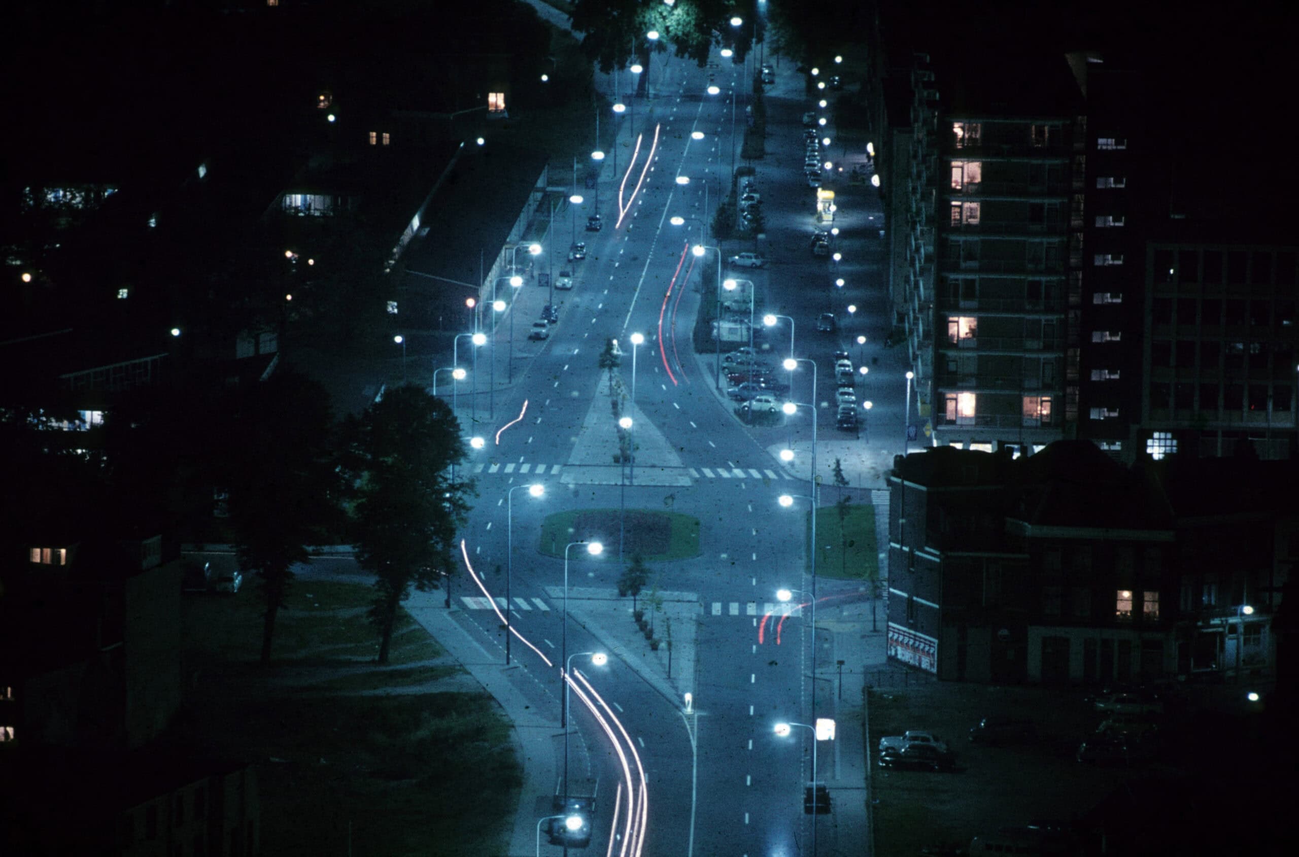 avond in een stad, auto's op een weg